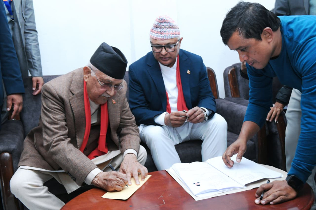 एमाले अध्यक्ष ओलीले गराए झापा–५ मा मनोनयन दर्ता