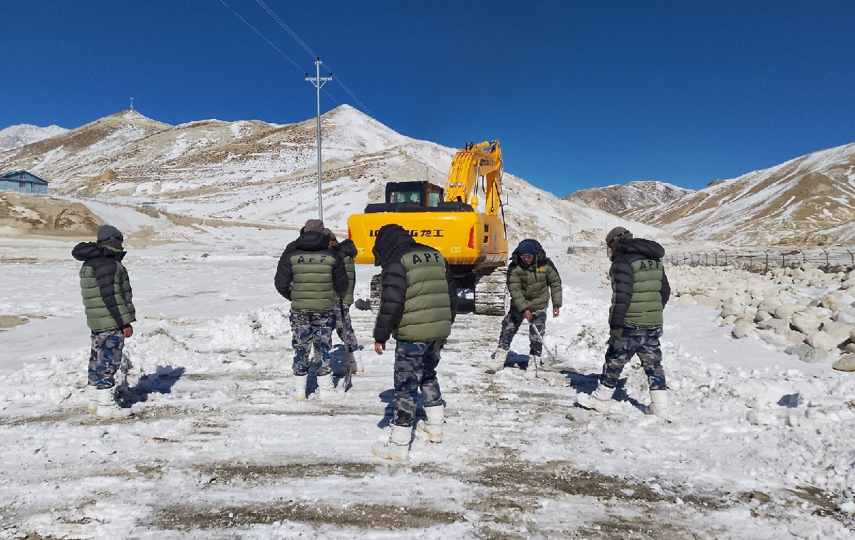 हिमपातले अवरुद्ध कोरला सडकको हिउँ पन्छ्याइँदै