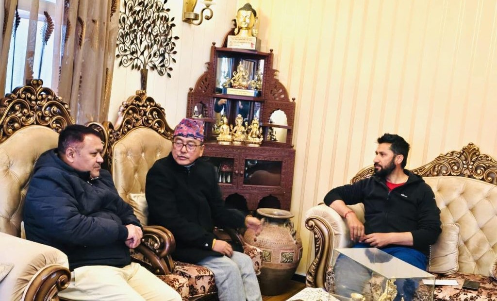 पृथ्वी जयन्तीको निम्तो बोकेर रवि निवास पुगे लिङ्देन