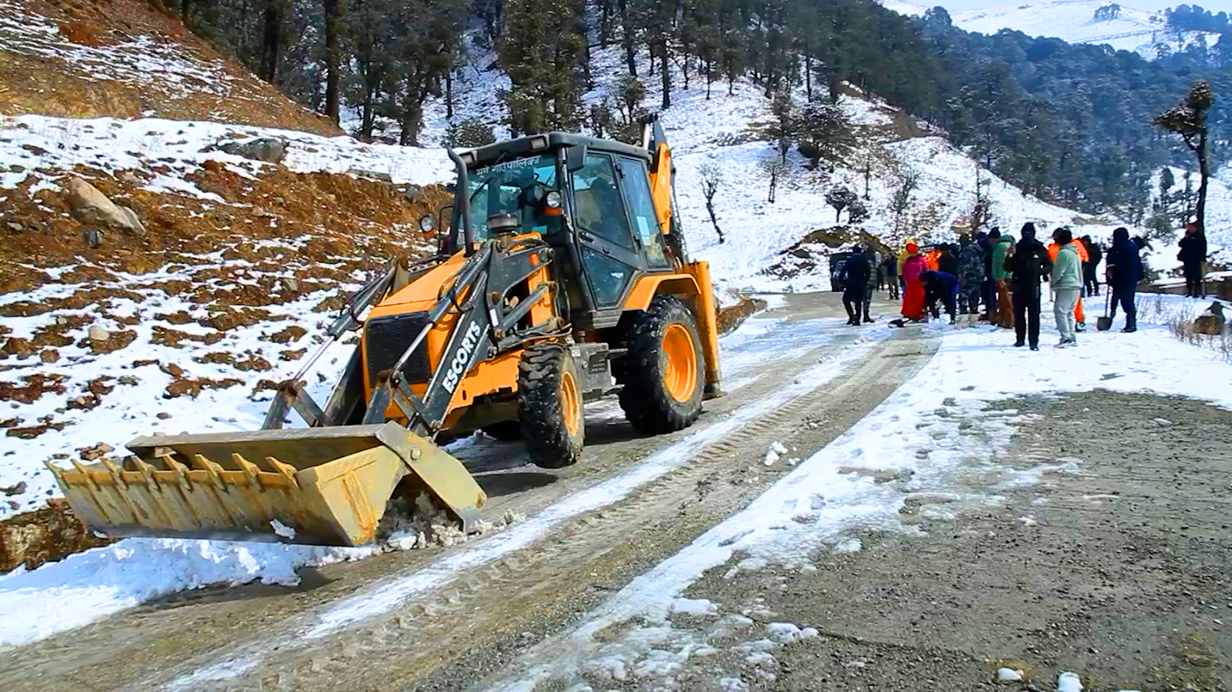 हिमपातले अवरुद्ध बनेको मध्यपहाडी लोकमार्ग सञ्चालन