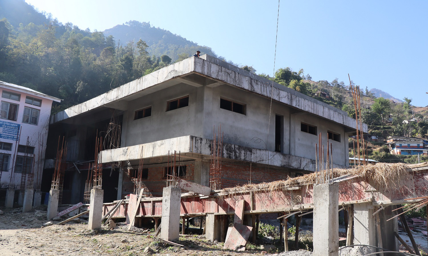 धवलागिरी अस्पताल भवन : तीन पटक म्याद थप गर्दा आधा काम