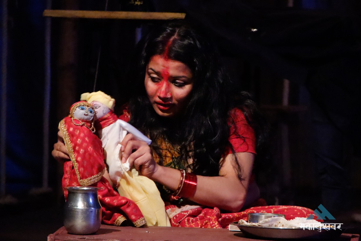 अँध्यारो कोठाभित्र थुनिएको पीडाको कथा : नाटक ‘बहुरिया’ (तस्बिरहरू)