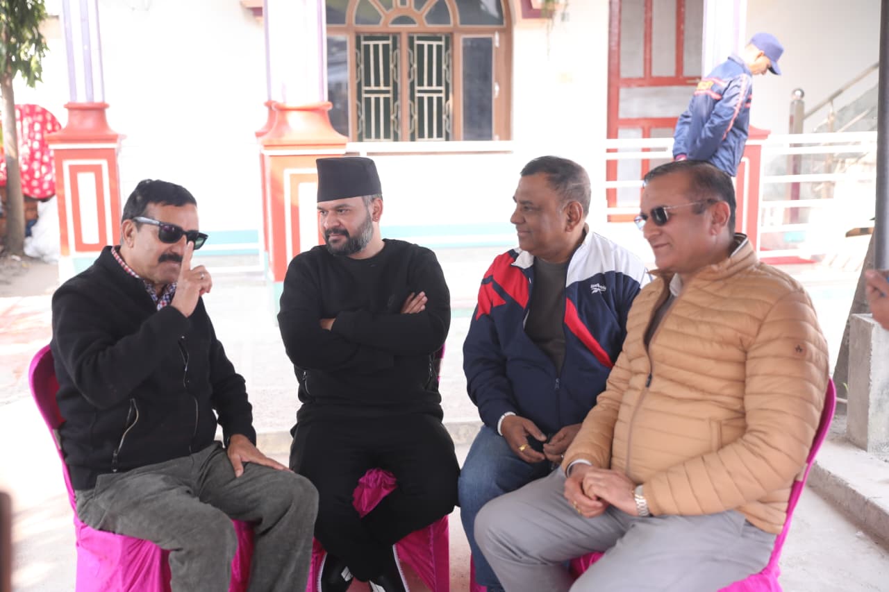 मतदाताको घरदैलोमा पुगेर भलाकुसारी गर्दै बालेन (तस्बिरहरू)