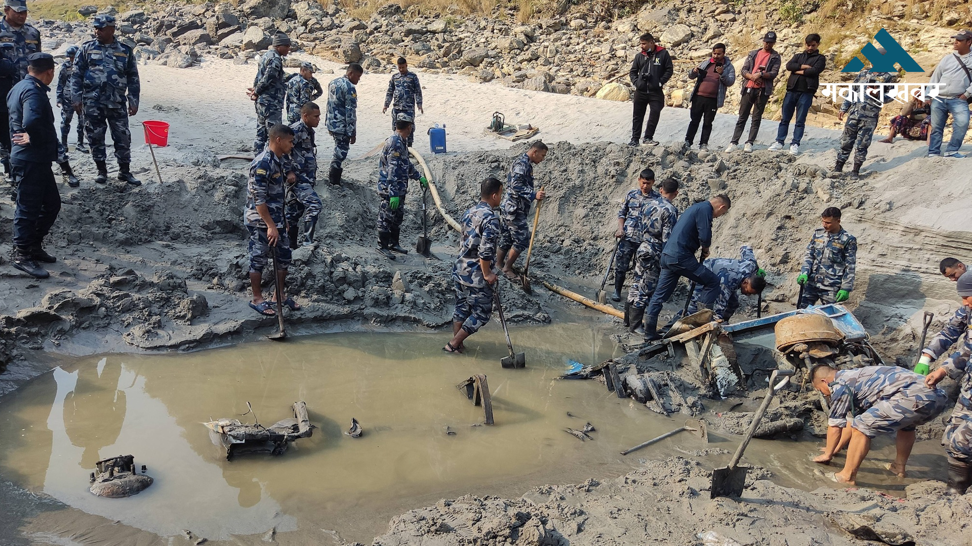 त्रिशूली किनारमा बालुवाले पुरिएको अवस्थामा भेटियो गणपति डिलक्स गाडी
