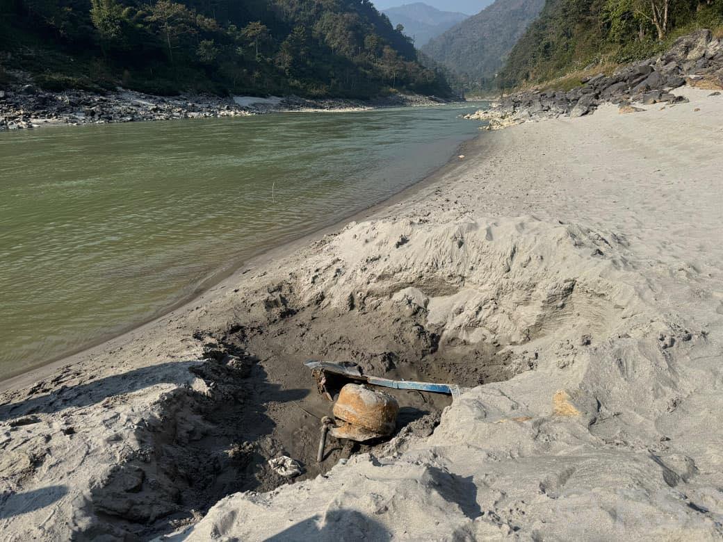 त्रिशूली किनारमा फेला परेको बसको उत्खनन जारी