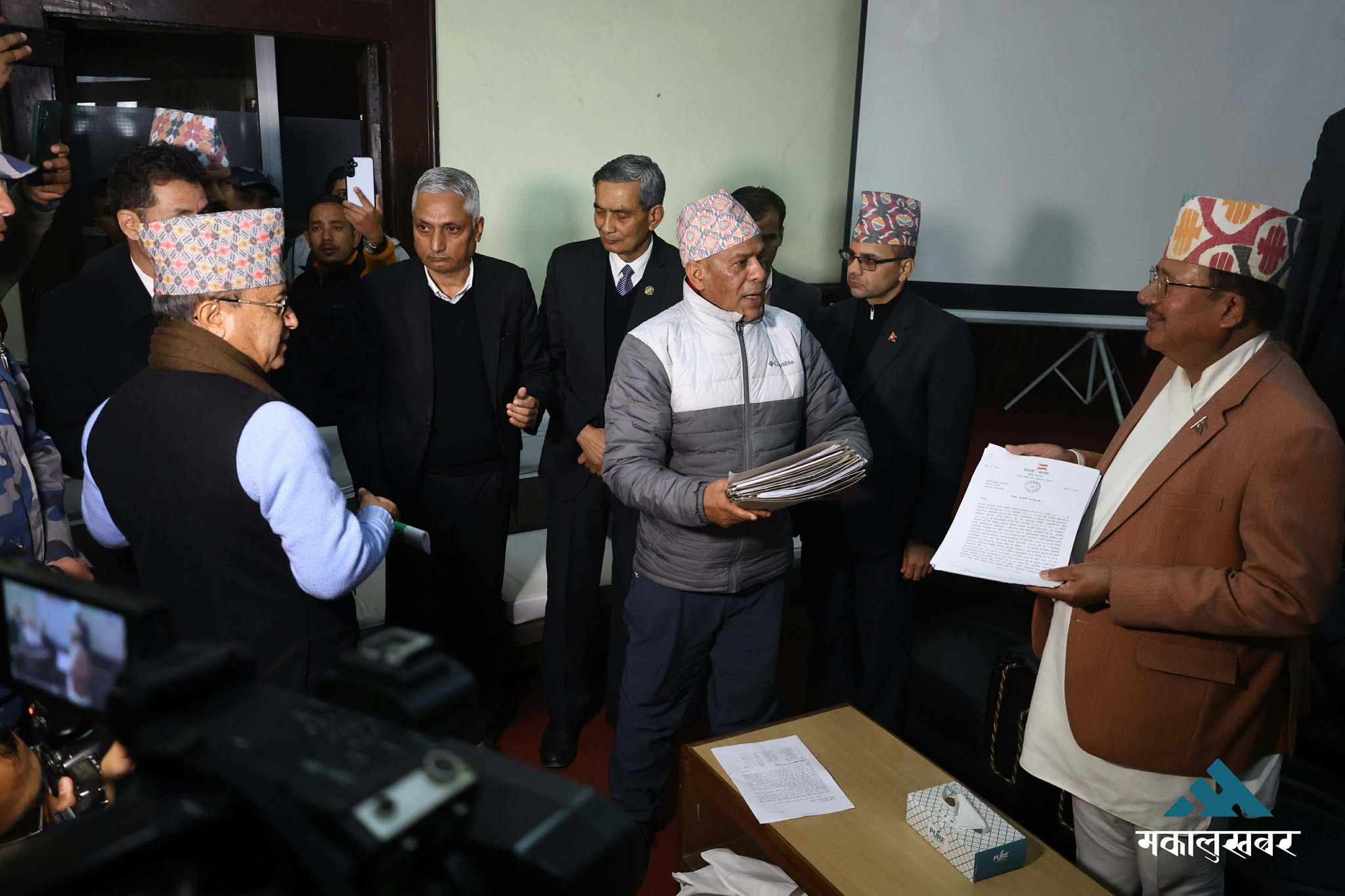 देउवा पक्षलाई आयोगले भन्यो- विधि र पद्धतिभन्दा बाहिर गएर निर्णय हुँदैन (भिडिओ)