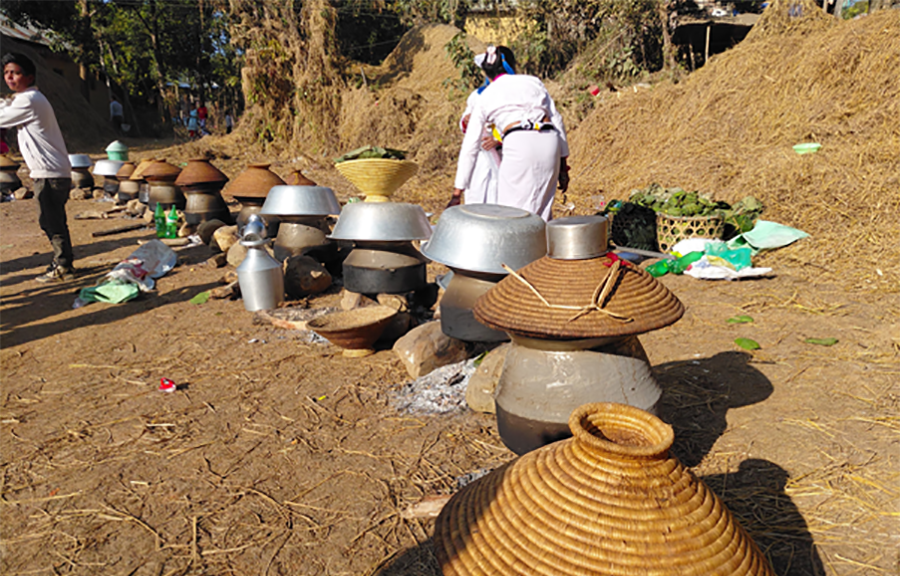 माघीको तयारीमा व्यस्त थारू समुदाय, घरघरमा पाक्दैछ ढिक्री