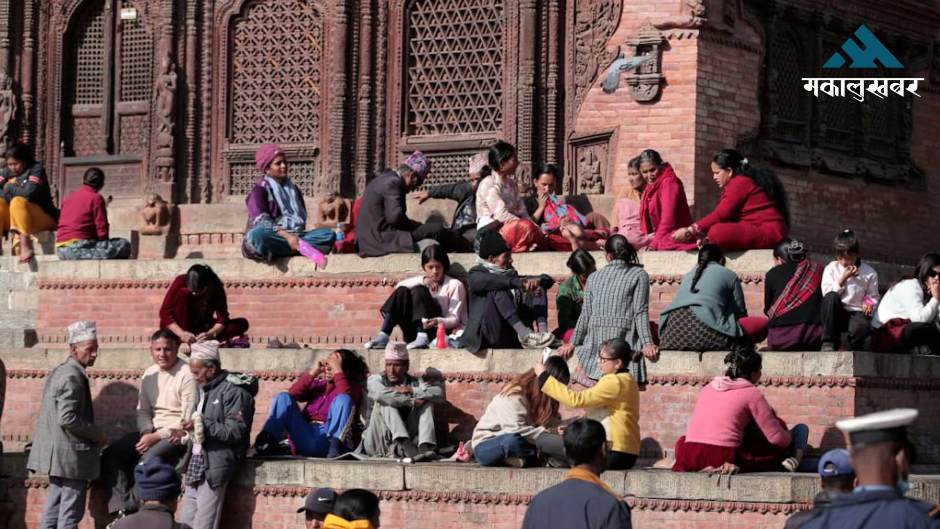 घामको न्यानोपनमा रमाएको वसन्तपुर (तस्बिरहरू)