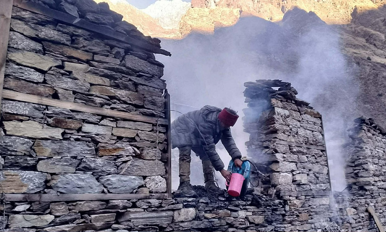 छेकम्पारमा आगलागी हुँदा एकजना घाइते