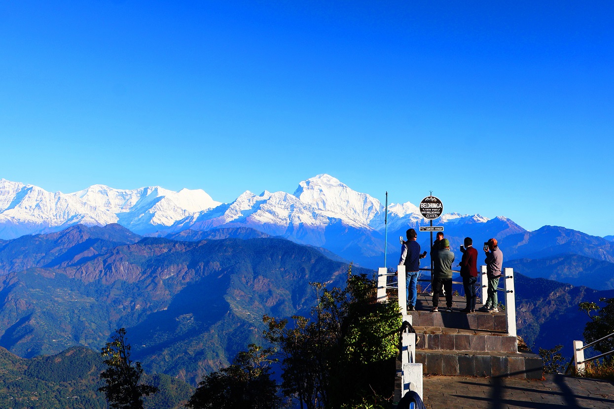 हिमाल हेर्न बेलढुङ्गामा पर्यटक