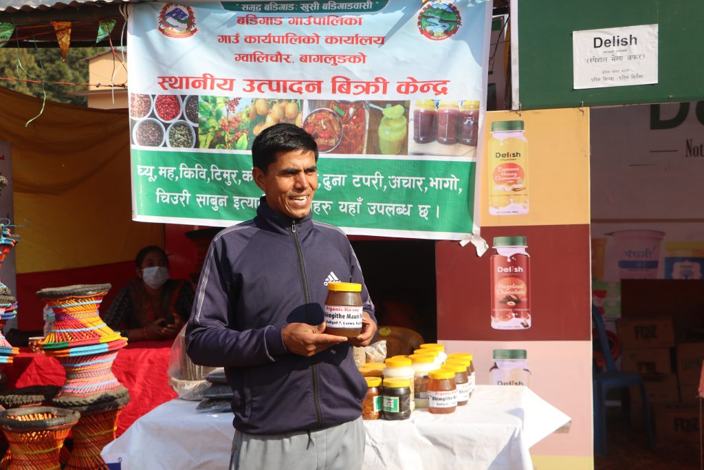 विदेशमा हन्डर खाएर फर्किएका लोकबहादुरको मौरी मोह, कमाउँछन् वार्षिक २२ लाख