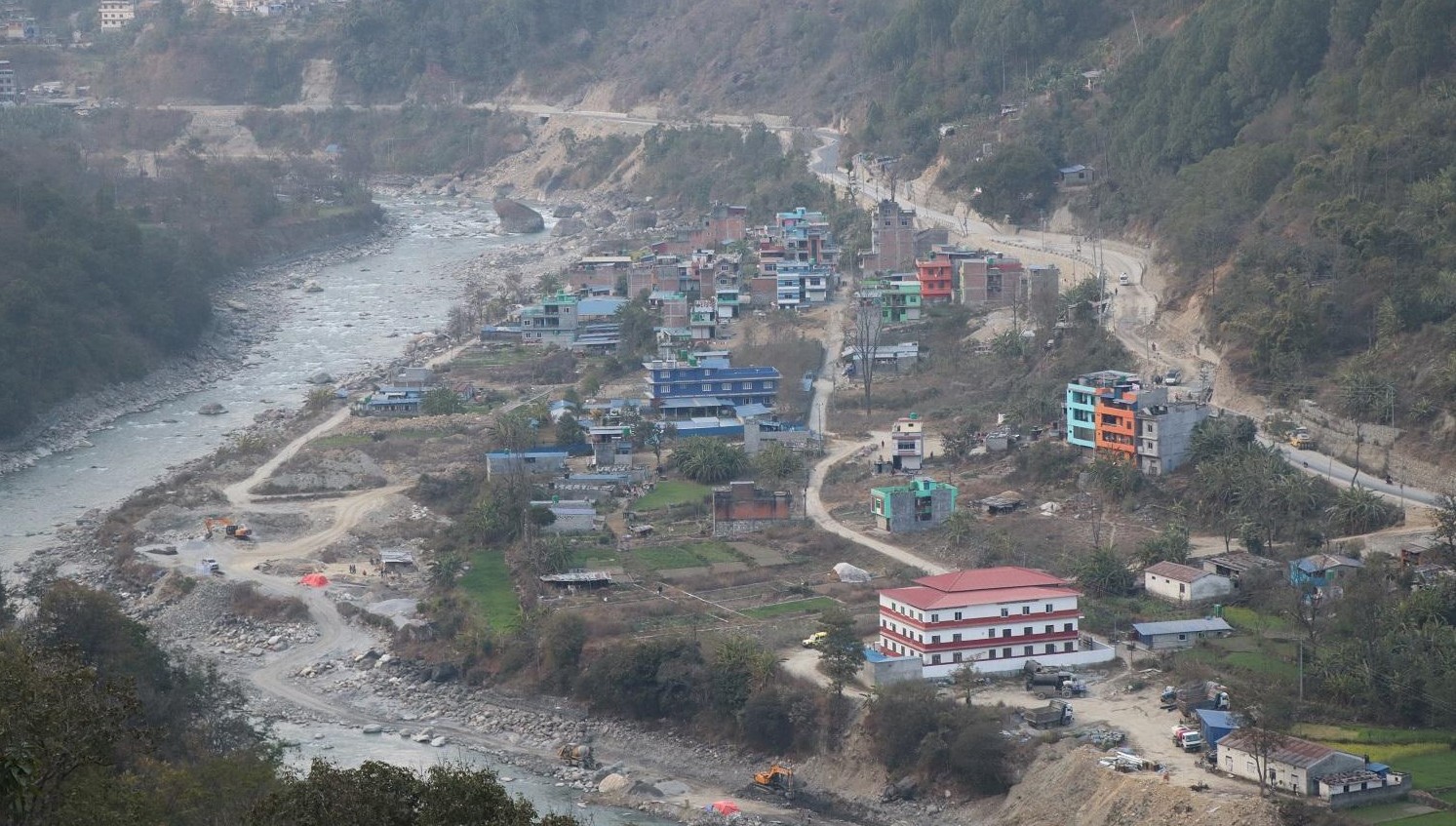 लामाखेतमा धमाधम नदी नियन्त्रणको काम हुँदै