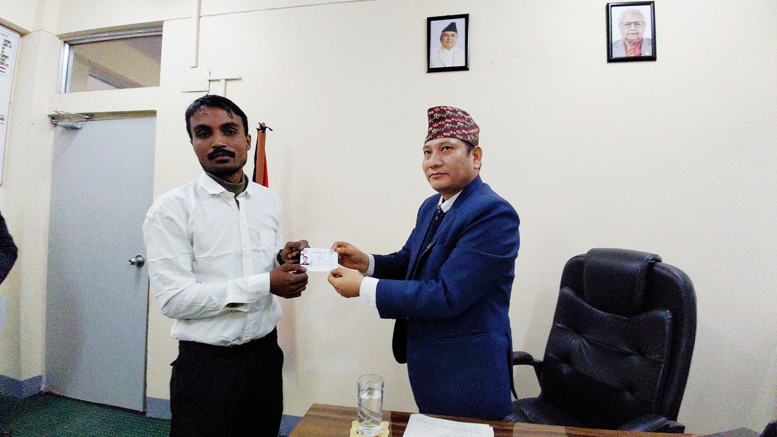बाँकेमा पहिलो पटक आमाको नामबाट वंशजको नागरिकता जारी
