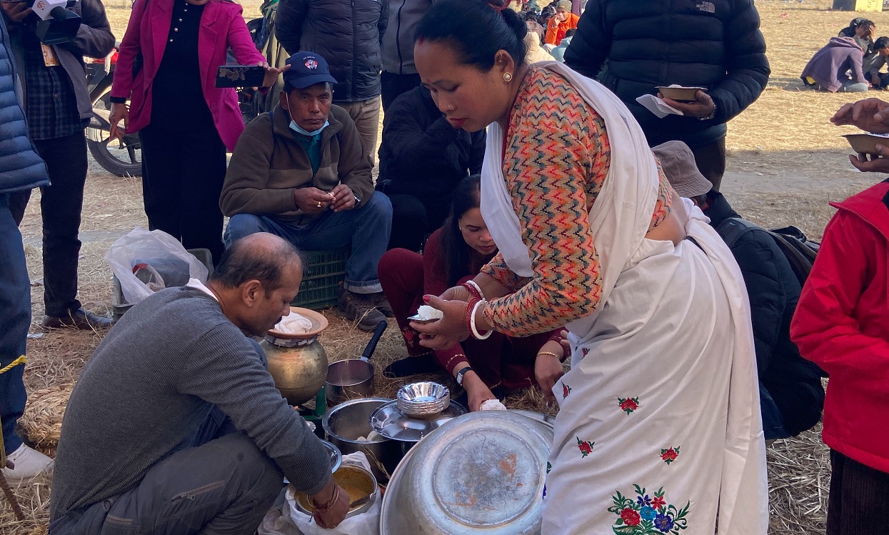 थारु माघी महोत्सवमा घोँगी र भक्का खानेहरूको भीड