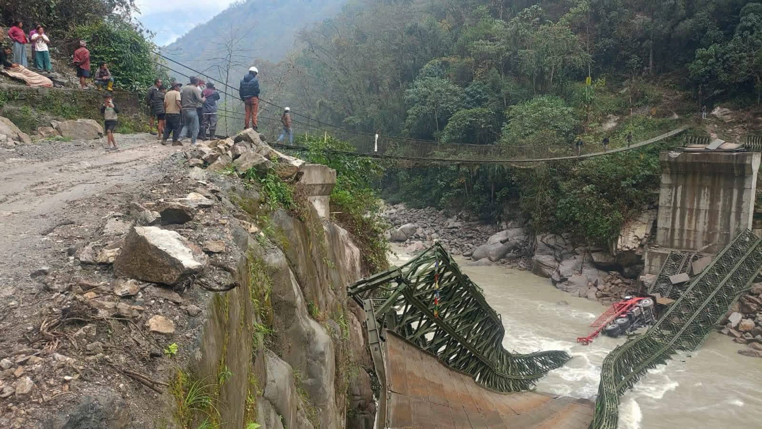 सिमेन्ट बोकेको ट्रक तार्ने क्रममा भाँचियो अरुण नदीको बेलीब्रिज