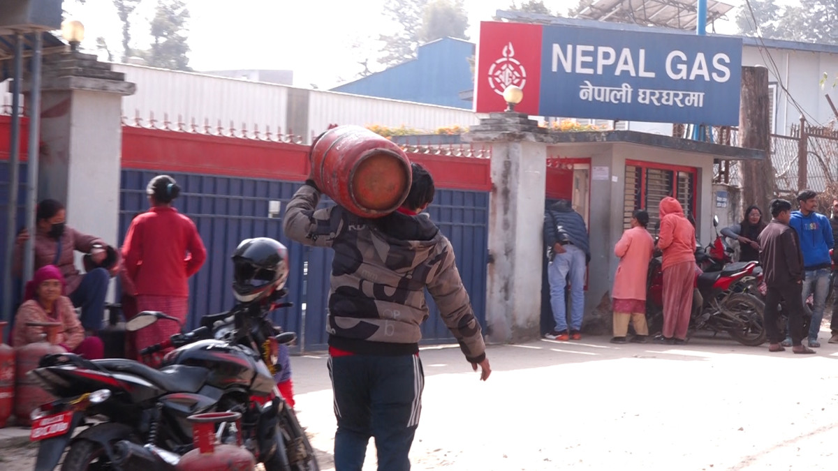 डिपोमा ग्यास नपाएपछि उपभोक्ताहरू खाली सिलिण्डर बोकेर ग्यासकै कार्यालय पुगे