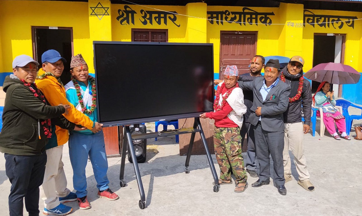 चिमखोलाका विद्यालयलाई ‘स्मार्ट बोर्ड’ सहयोग
