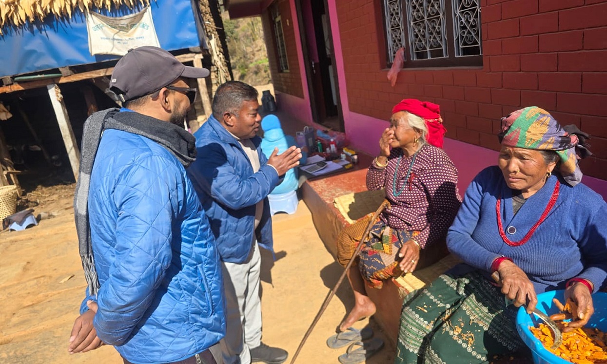 बागलुङमा मतदाता फकाउन घरदैलोमा उम्मेदवार