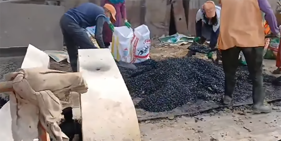सडकका खाल्डाखुल्डी पुर्न धमाधम रेडिमिक्स तयार गर्दै सडक डिभिजन