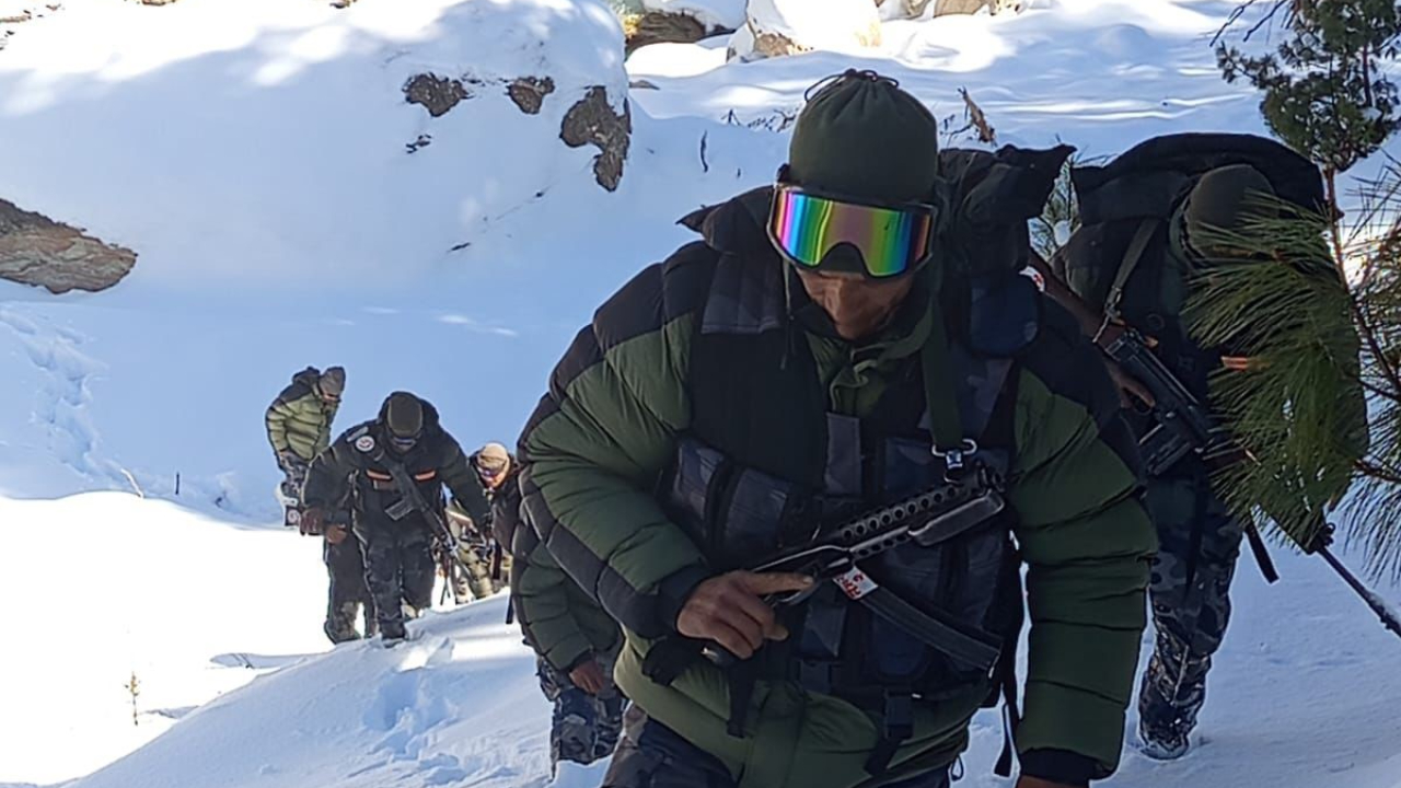 हिउँले ढाकिएको छाङ्रूमा पहरा गर्दै सशस्त्र