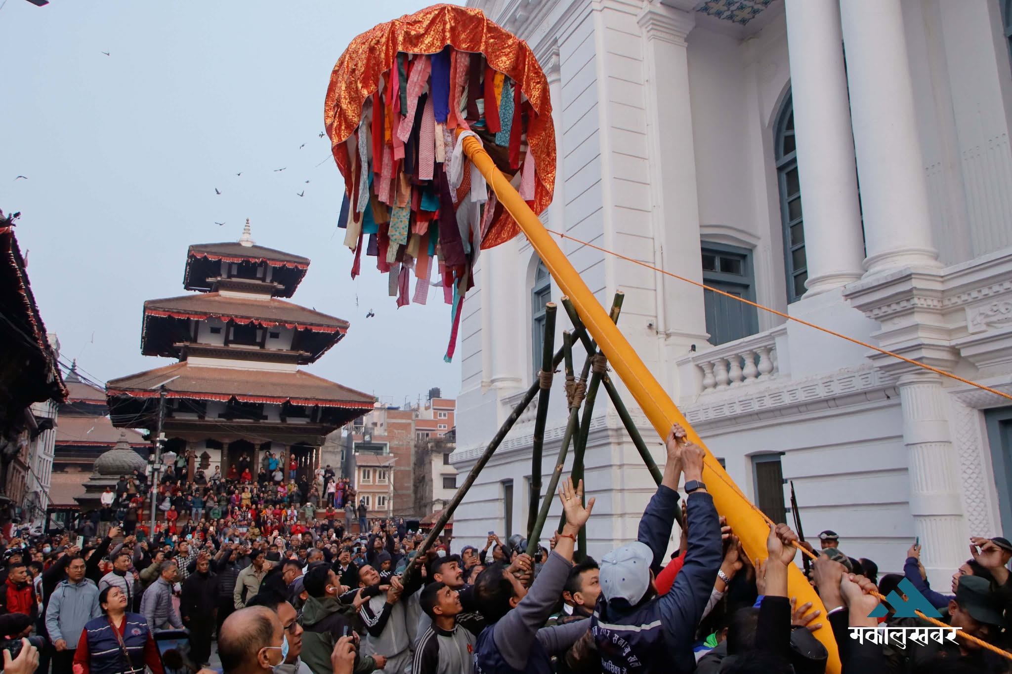 चीर, अवीर र परम्परा: वसन्तपुरमा फागुको सुरुवात (तस्बिरहरू)