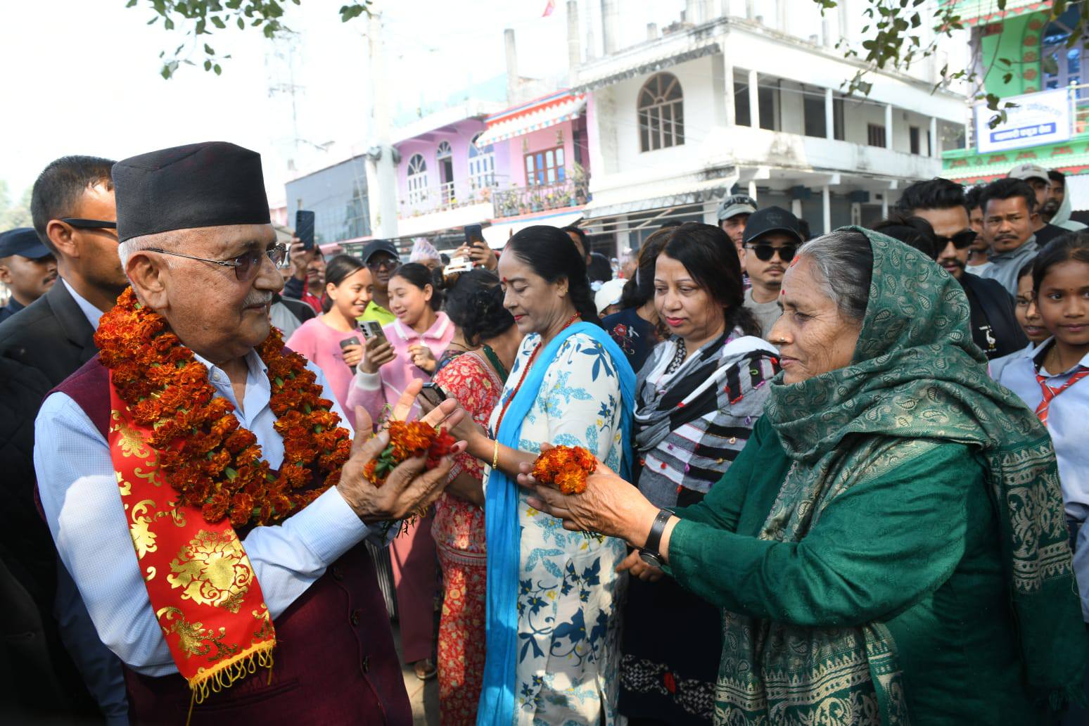 ठूला आमसभा छोडेर घरदैलोतिर ओली, झापा-५ मै व्यस्त