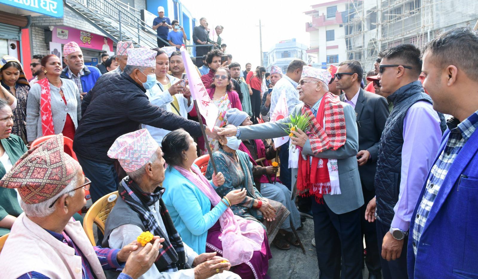 दबाबमा ओली, मतदाता फकाउन दिनभर गाउँबस्तीमै व्यस्त