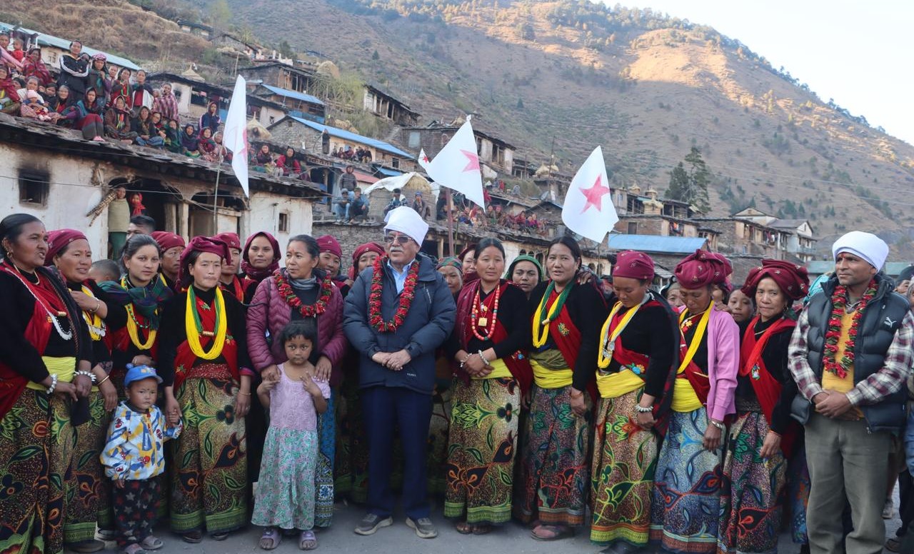 सिस्नेमा प्रचण्डको व्यस्त बिहानी : सहिदलाई माल्यार्पण र स्थानीयको घरमा खाजा