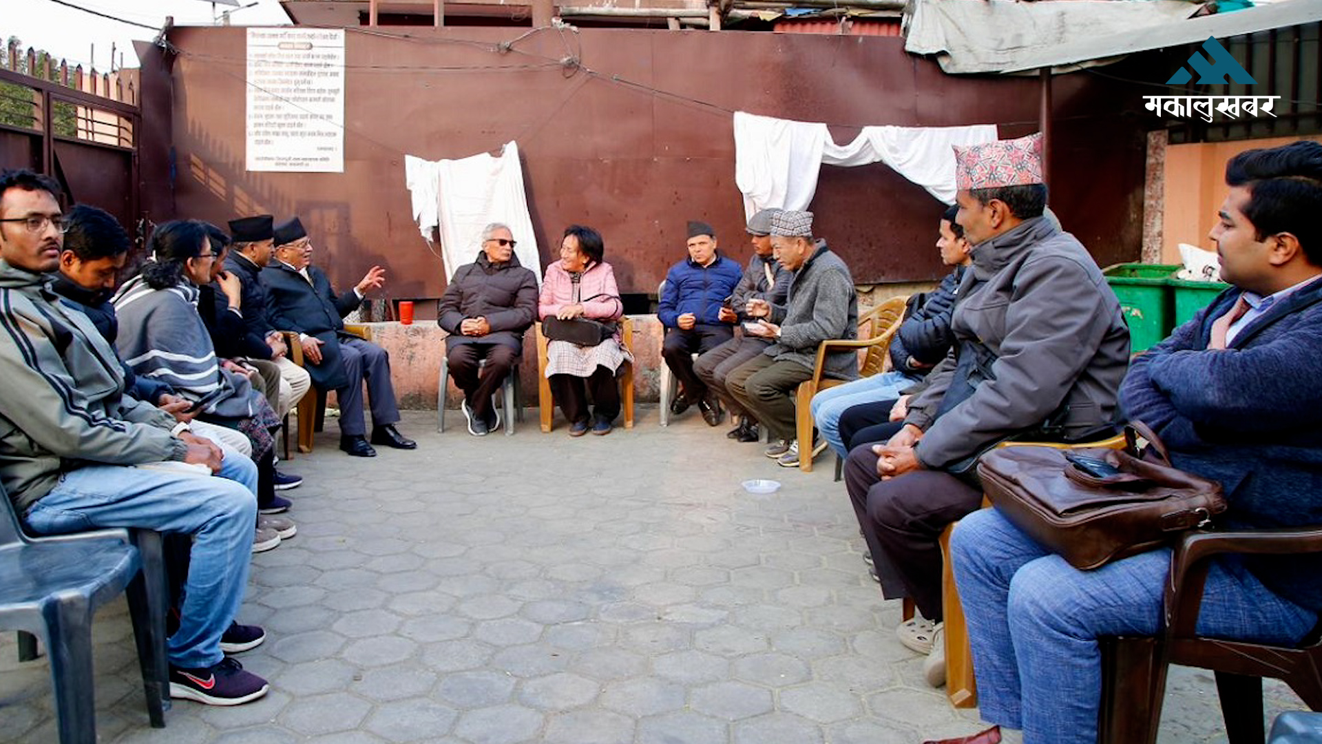 प्रचण्डद्वारा पूर्वप्रधानमन्त्री भट्टराईसँग भेट, समवेदना व्यक्त