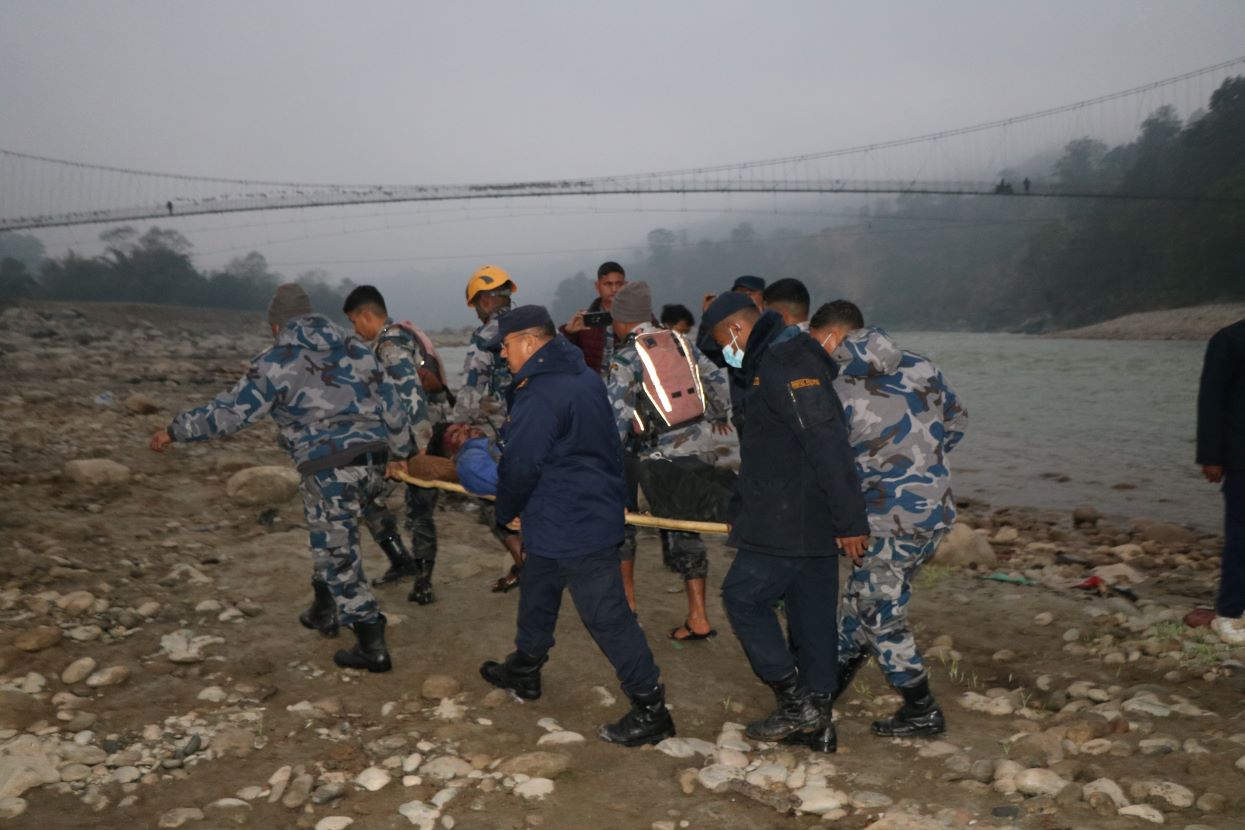 बसभित्र च्यापिएका घाइतेको पाँच घण्टापछि जीवितै उद्धार
