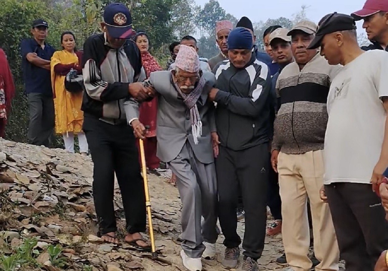 १०७ वर्षीय ज्येष्ठ नागरिकद्वारा मतदान