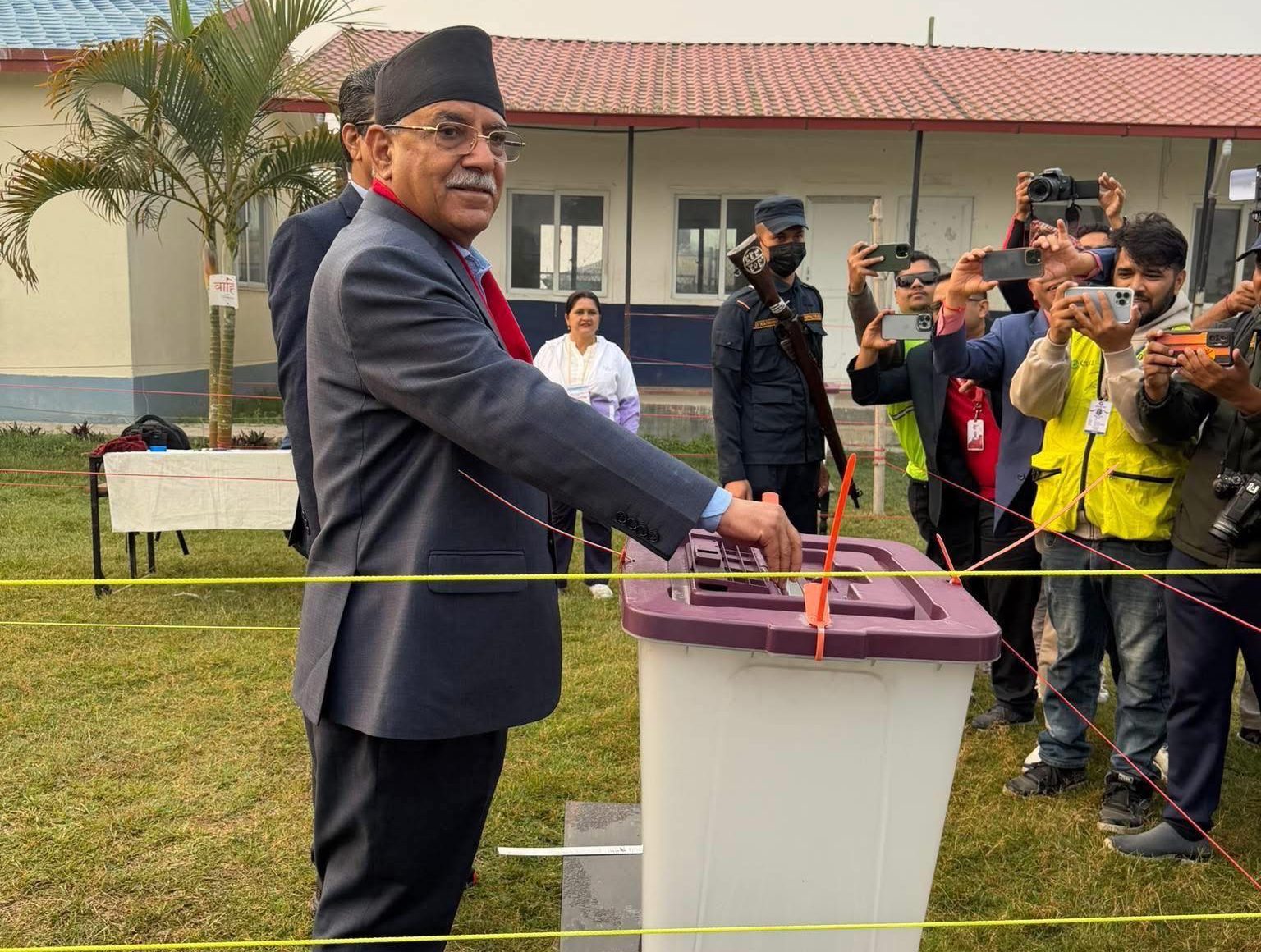 चितवनबाट प्रचण्डले गरे मतदान