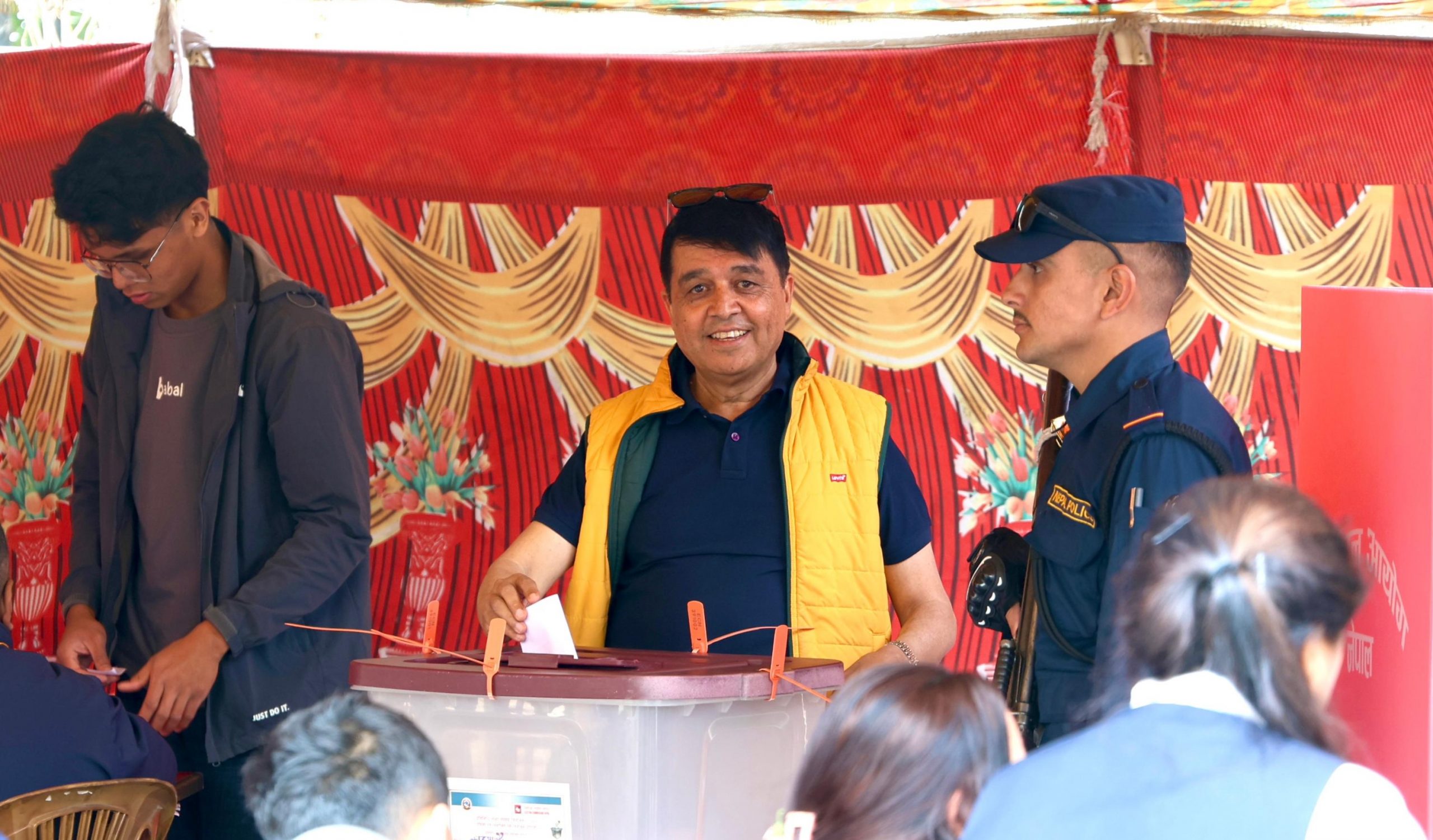 महासंघ अध्यक्ष ढकालद्वारा काठमाडौँको विशालनगरस्थित मतदान केन्द्रबाट मतदान