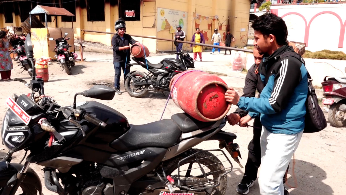 उपभोक्ताहरू भन्छन्- आधा सिलिण्डर ग्याँस वितरण गर्दा पनि राहत महसुस गरेका छौँ