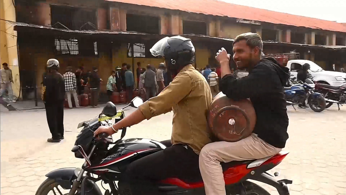 ग्यास सिलिण्डर अनावश्यक सञ्चितिले विद्यार्थी, मजदुरलाई समस्या पर्योः निगम