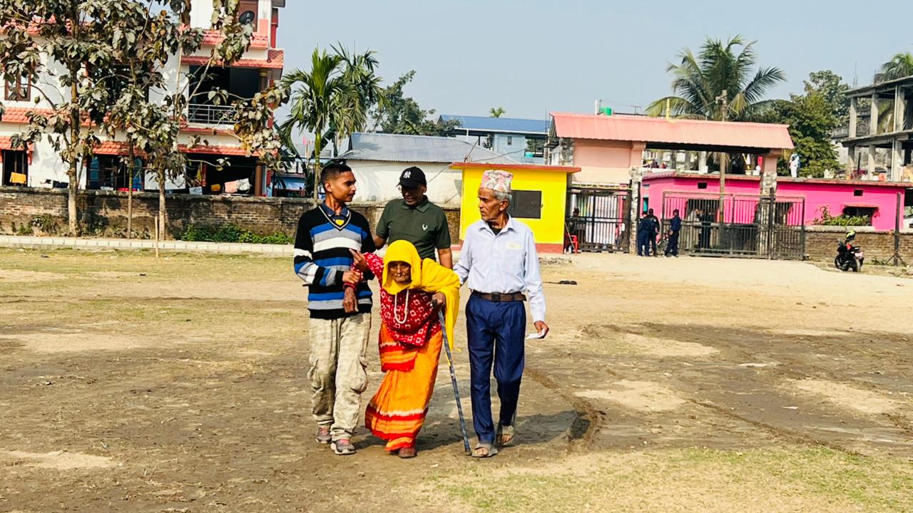 झापामा १०४ वर्षीय वृद्धाद्वारा मतदान