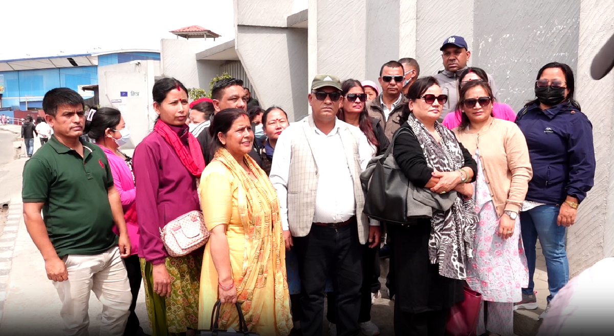 मिटरब्याज पीडकहरूमाथि कडा कारबाही गर्न माग गर्दै काठमाडौँमा प्रदर्शन