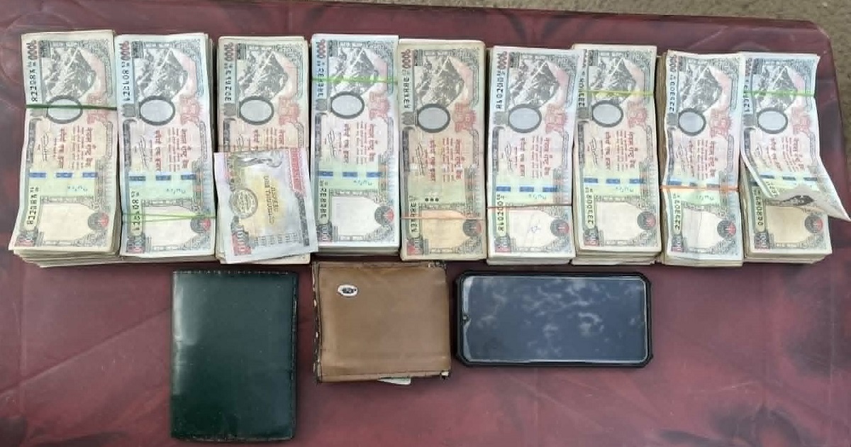 स्रोत नखुलेको ९ लाख सहित एक जना पक्राउ