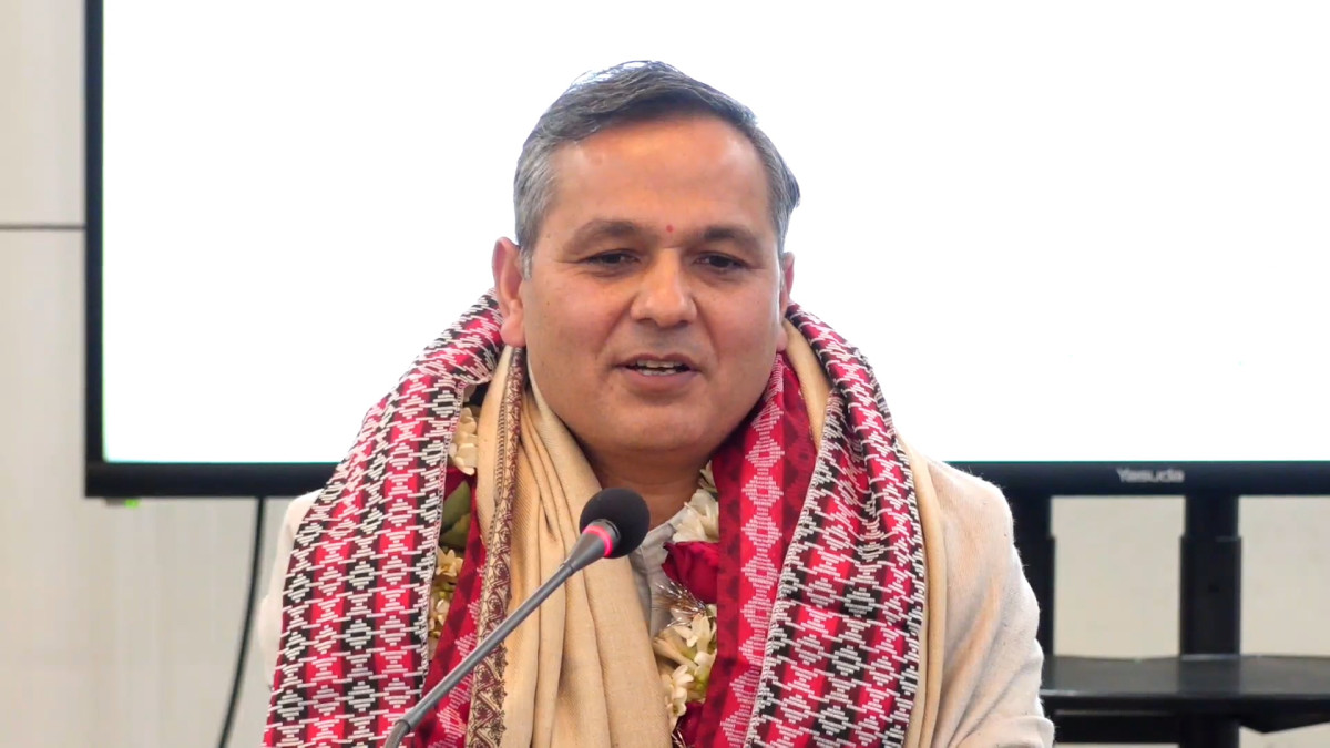 जाँदा जाँदै गृहमन्त्री अर्यालले भने- ‘संविधान सही बाटोमा फर्कियो’