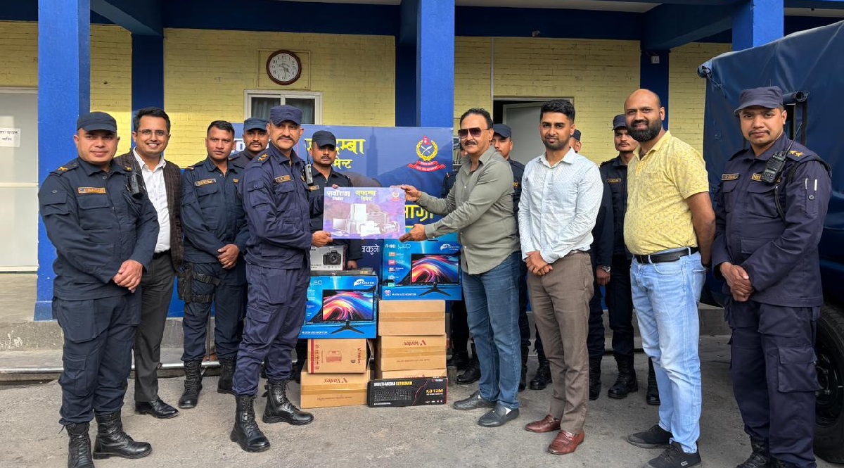 सर्वोत्तम र जगदम्बा सिमेन्टद्वारा नेपाल प्रहरीलाई आवश्यक सामग्री हस्तान्तरण