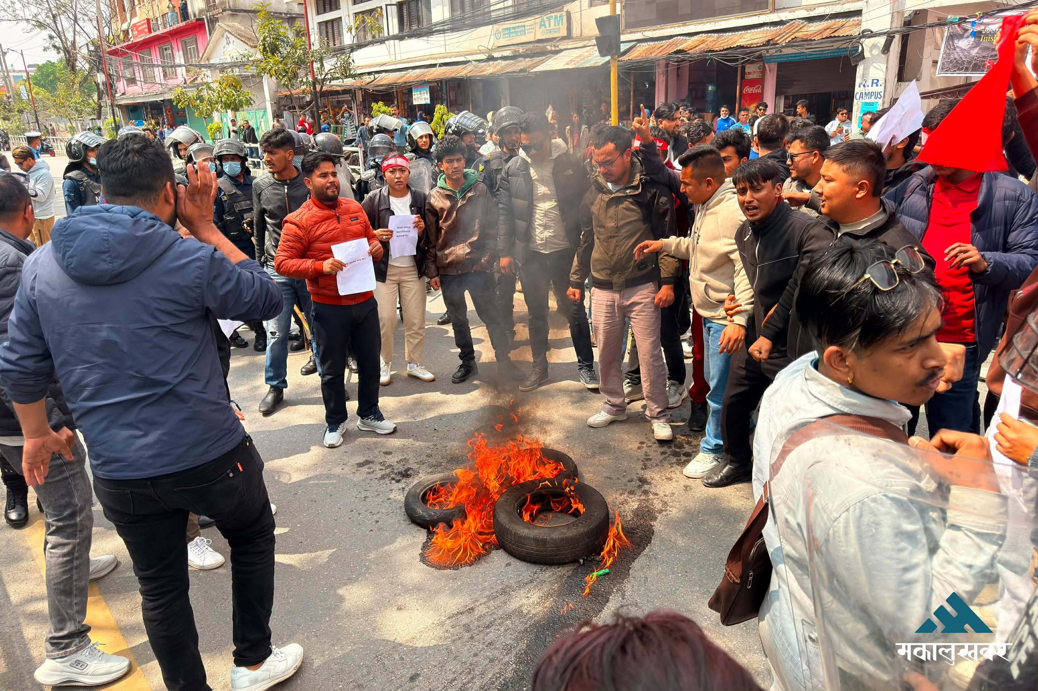 ओलीलाई रिहाइ गर्न माग गर्दै एमाले सडकमा (तस्बिरहरू)