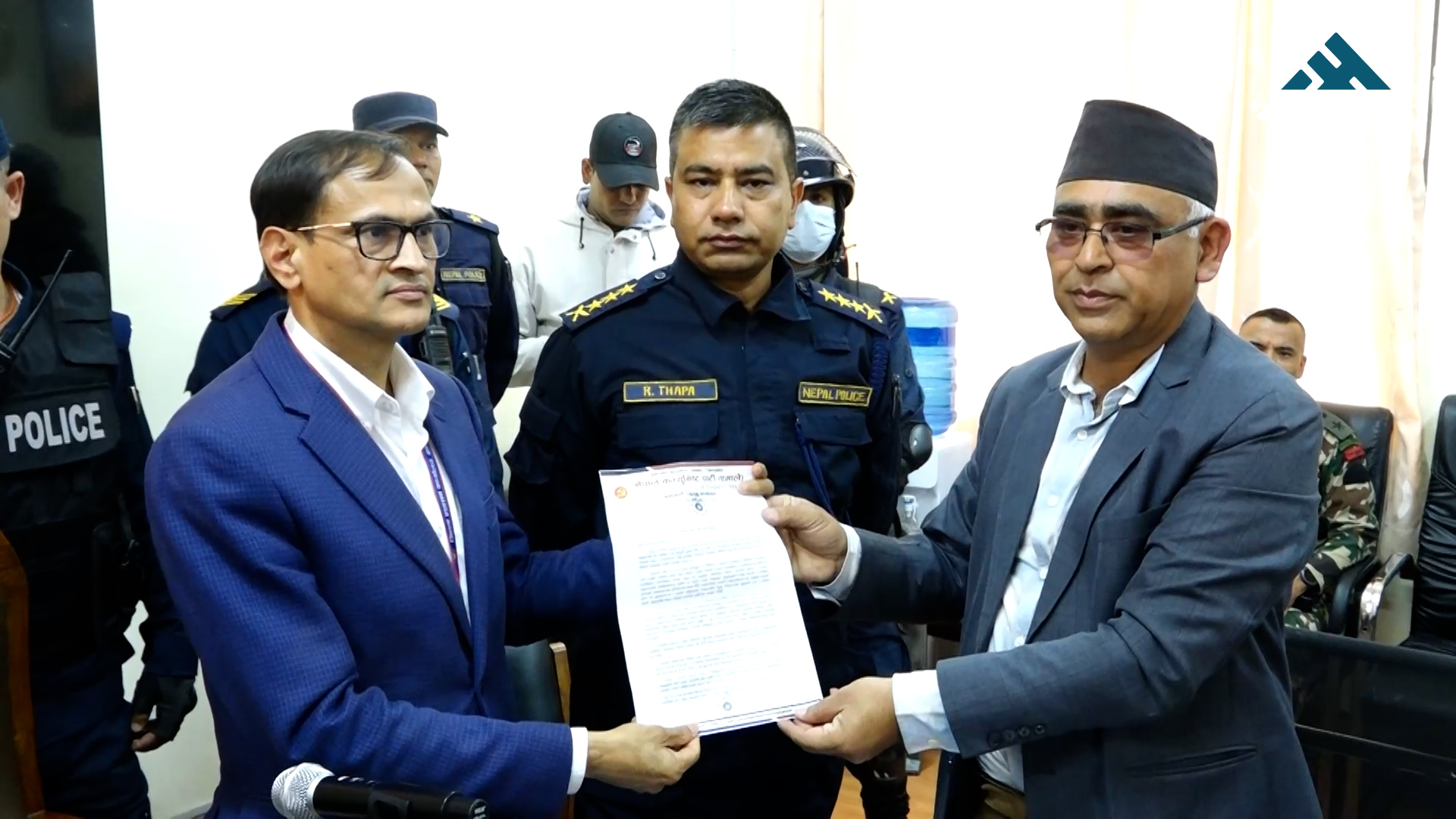 ओलीको रिहाइको माग गर्दै सबै जिल्ला प्रशासनमा एमालेले बुझायो ज्ञापनपत्र