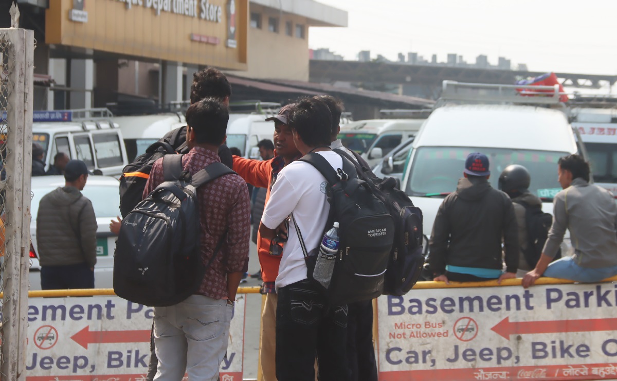 निर्वाचनका लागि उपत्यकाबाट बाहिरिँदै मतदाता