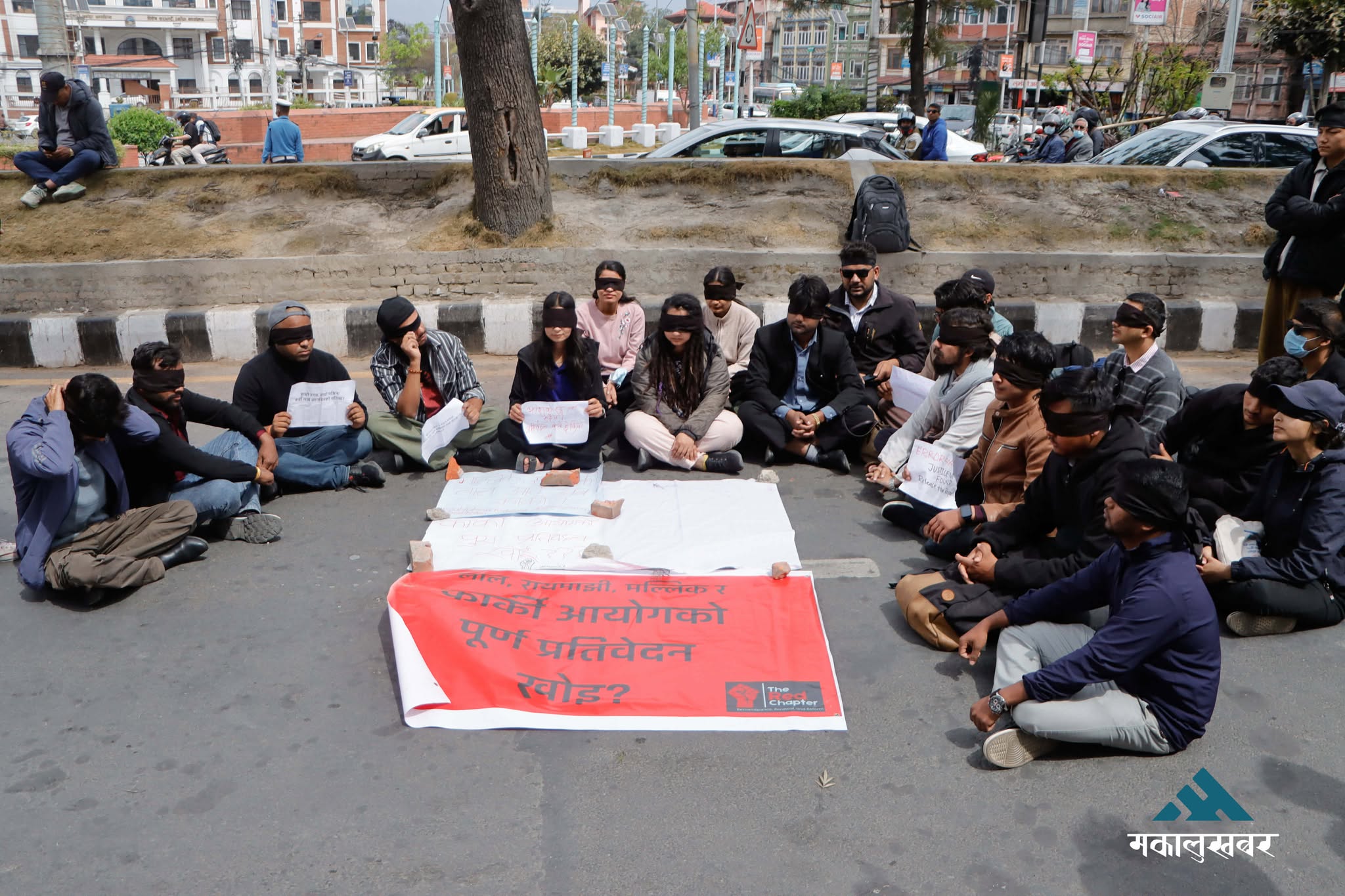 आँखामा कालोपट्टी बाँधेर सडकमा उत्रिए जेनजी (तस्बिरहरू)