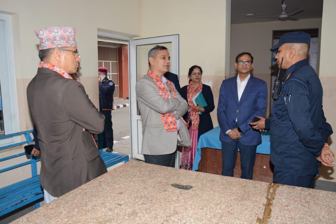 गृहमन्त्री अर्यालद्वारा काठमाडौँ प्रहरी परिसरको अनुगमन