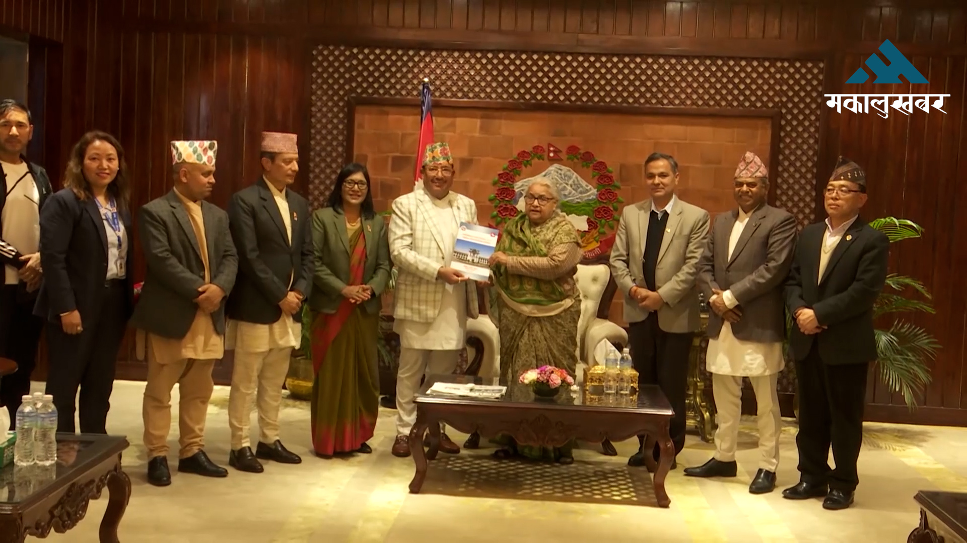 निर्वाचन आयोगद्वारा प्रधानमन्त्री कार्कीसमक्ष निर्वाचन प्रतिवेदन पेश