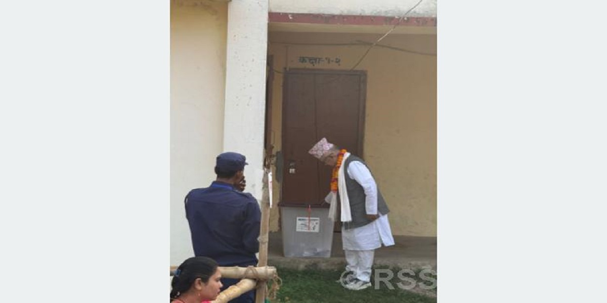 पूर्वप्रधानमन्त्री माधवकुमार नेपालले गरे मतदान