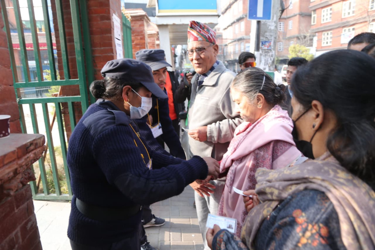 मतदान केन्द्रमा मतदाताको उत्साह (तस्बिरहरू)