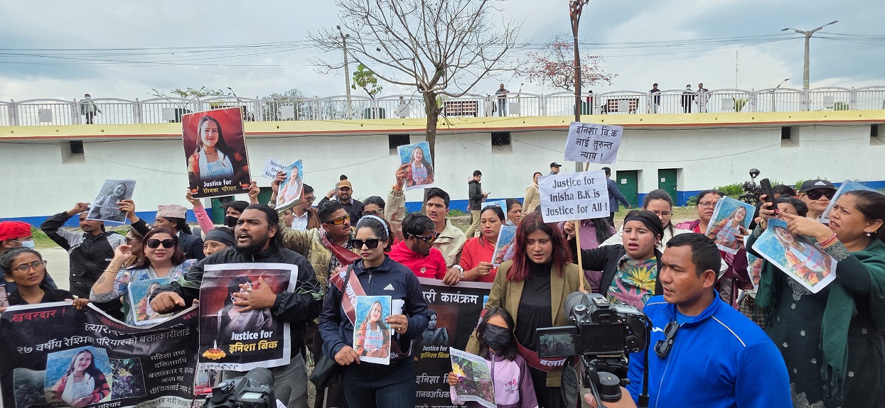 न्याय माग्दै पीडितहरू महिला आयोगमा