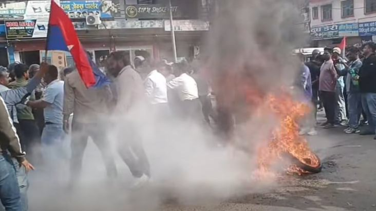 एमालेले जलायो गृहमन्त्री गुरुङको पुत्ला